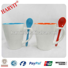 Branco de cerâmica cor interna caneca de café vitrificada / V-Shape xícaras de café de porcelana com colher / barato copo de chá de chá por atacado